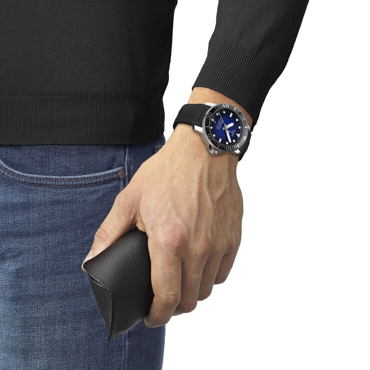 Tissot horloge met een kast in staal, met een wijzerplaat in het blauw en een diameter van 43 mm