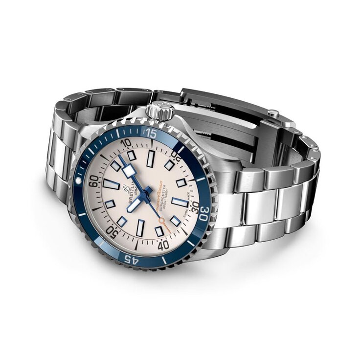 Breitling horloge met een kast in staal, met een wijzerplaat in het wit en een diameter van 42 mm