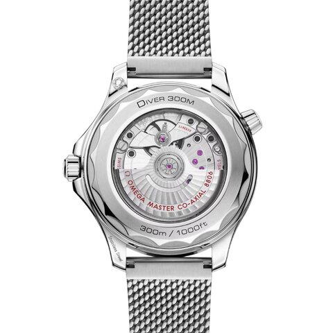 Omega horloge met een kast in staal, met een wijzerplaat in het zwart en een diameter van 42 mm