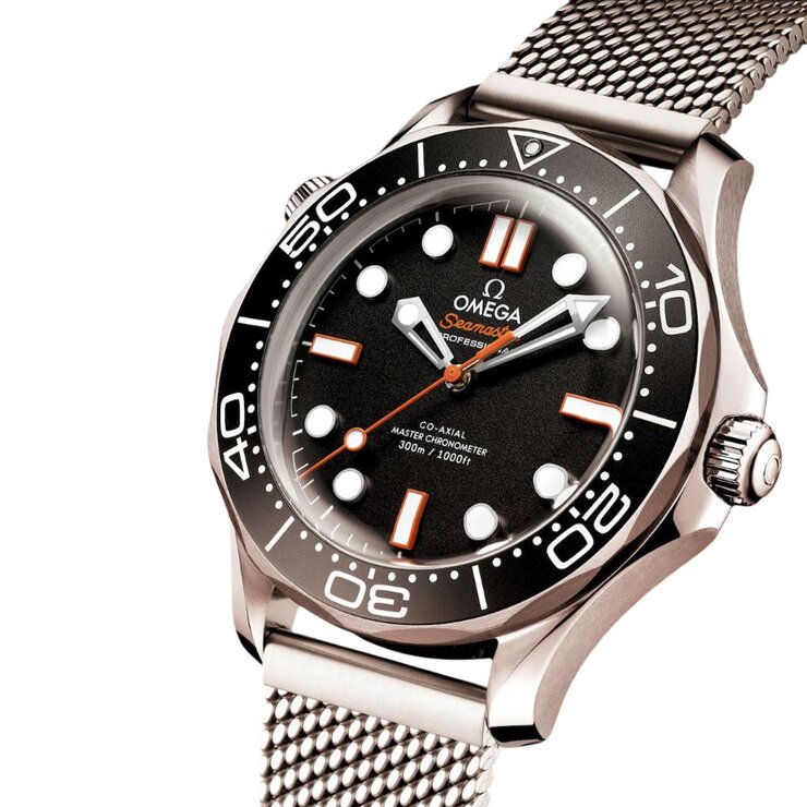 Omega horloge met een kast in staal, met een wijzerplaat in het zwart en een diameter van 42 mm