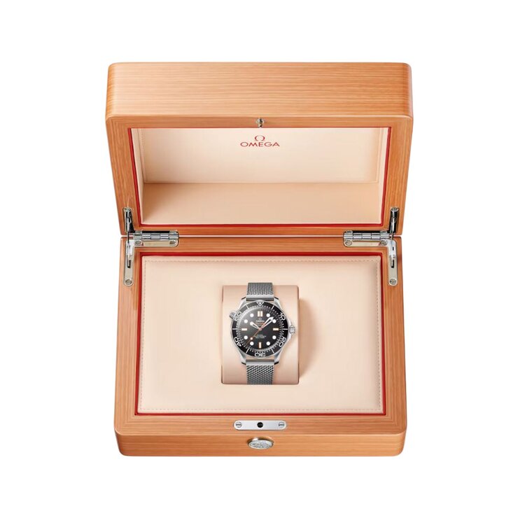 Omega horloge met een kast in staal, met een wijzerplaat in het zwart en een diameter van 42 mm