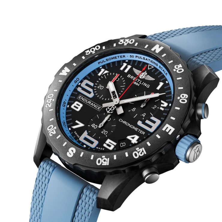 Breitling horloge met een kast in breitlight, met een wijzerplaat in het zwart en een diameter van 44 mm