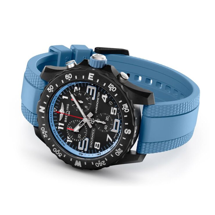 Breitling horloge met een kast in breitlight, met een wijzerplaat in het zwart en een diameter van 44 mm
