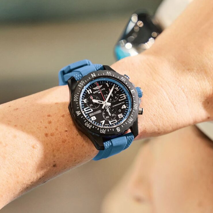 Breitling horloge met een kast in breitlight, met een wijzerplaat in het zwart en een diameter van 44 mm