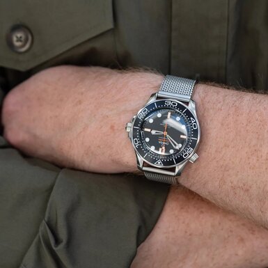 Omega-Seamaster-300M-Black-Orange-15.jpg