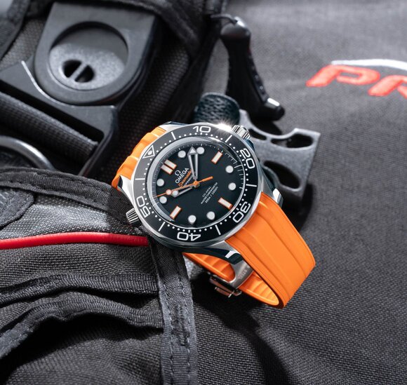 Omega-Seamaster-300M-Black-Orange-23.jpg