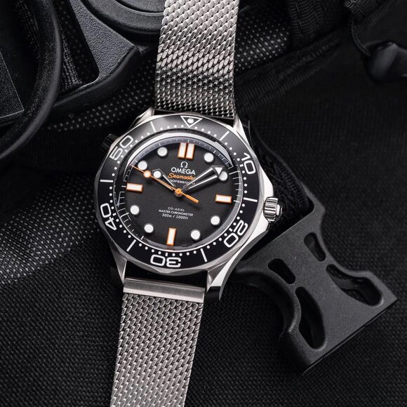 Omega-Seamaster-300M-Black-Orange.jpg