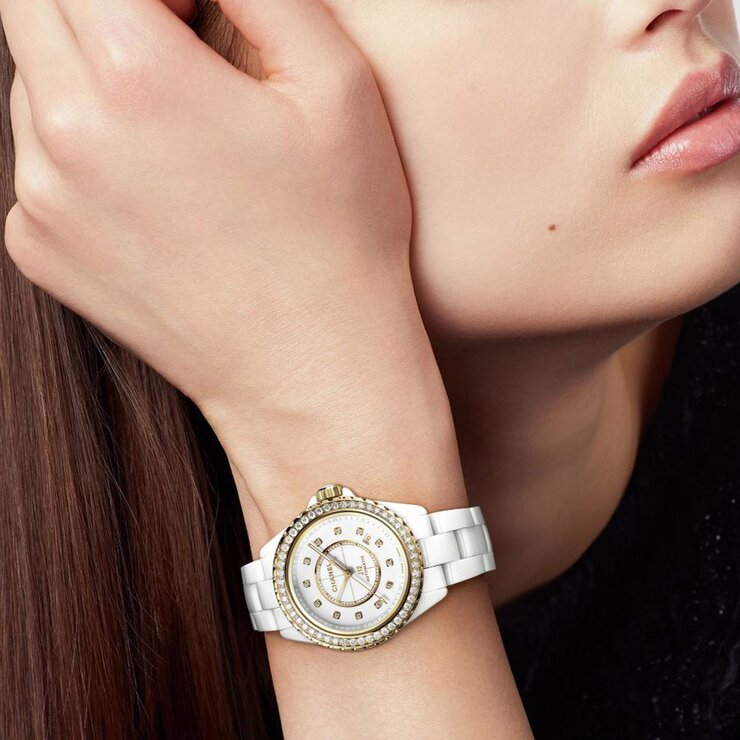 montre CHANEL un cadran blanc avec brilliant et un diamètre de 38 mm