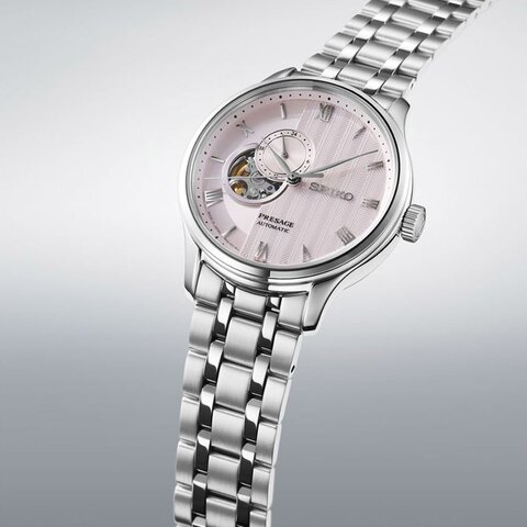 Seiko horloge met een kast in staal, met een wijzerplaat in het roze en een diameter van 42 mm