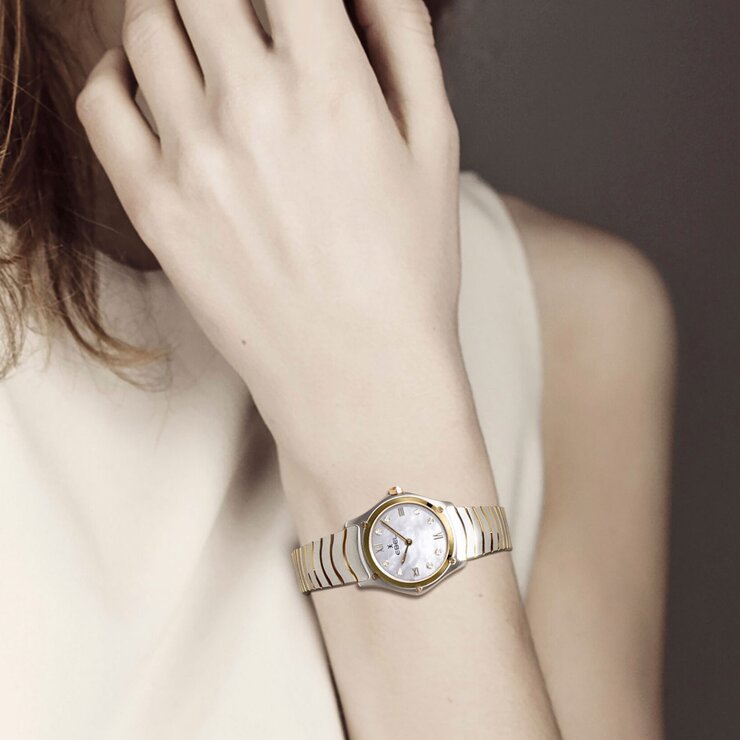 Ebel horloge met een kast in geel goud op staal, met een wijzerplaat in het parelmoer met  briljant en een diameter van 24 mm