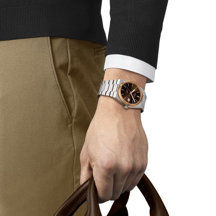 montre Tissot avec un boîtier en or rose sur acier, un cadran brun et un diamètre de 40 mm
