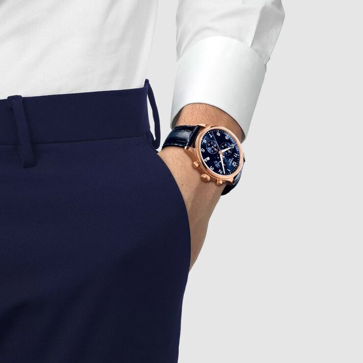 Tissot horloge met een kast in rosé pvd-coating, met een wijzerplaat in het blauw en een diameter van 45 mm