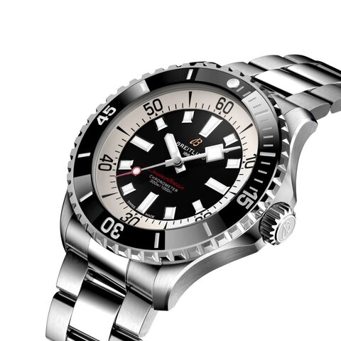 Breitling horloge met een kast in keramiek op staal, met een wijzerplaat in het zwart en een diameter van 46 mm