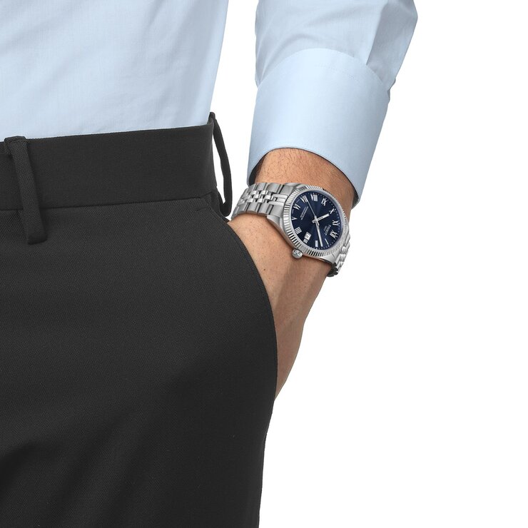 Tissot horloge met een kast in staal, met een wijzerplaat in het blauw en een diameter van 39 mm