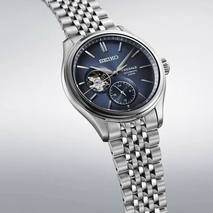 Seiko horloge met een kast in staal, met een wijzerplaat in het blauw en een diameter van 40 mm