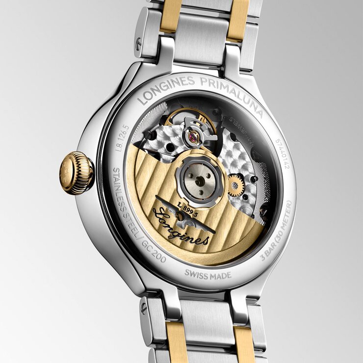 Longines horloge met een kast in geel goud op staal, met een wijzerplaat in het zilver en een diameter van 34 mm