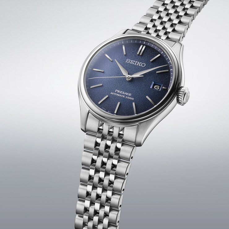 Seiko horloge met een kast in staal, met een wijzerplaat in het blauw en een diameter van 40 mm