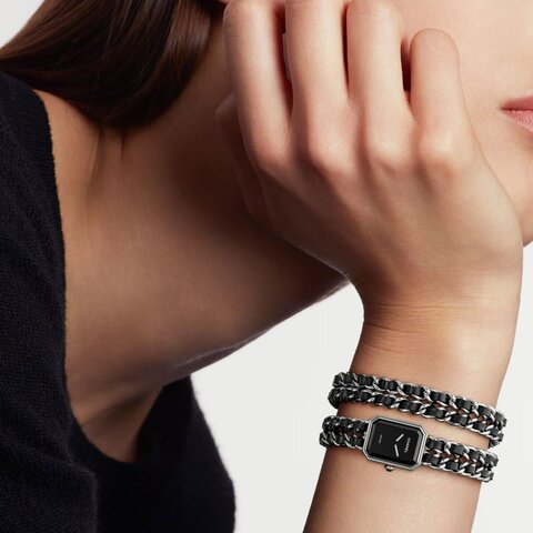 CHANEL horloge met een kast in staal, met een wijzerplaat in het zwart en een diameter van 19.7 x 15.2 mm