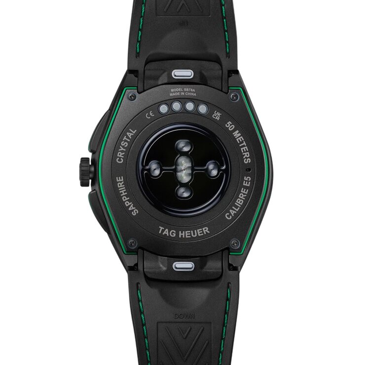 TAG Heuer horloge met een kast in titanium, met een wijzerplaat in het zwart en een diameter van 45 mm