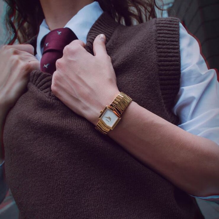 Balmain horloge met een kast in gele pvd-coating en een wijzerplaat in het wit