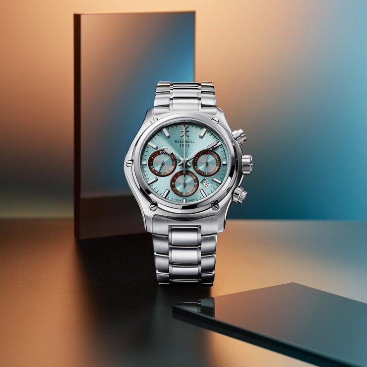 Ebel horloge met een kast in staal, met een wijzerplaat in het blauw en een diameter van 44 mm