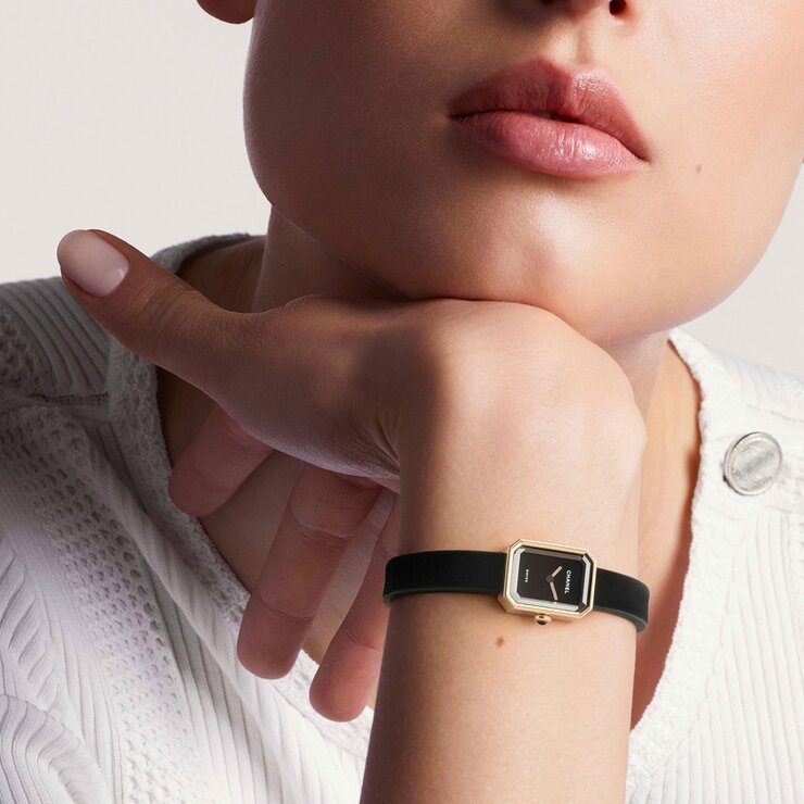 CHANEL horloge met een kast in geel goud, met een wijzerplaat in het zwart en een diameter van 19.7 x 15.2 mm