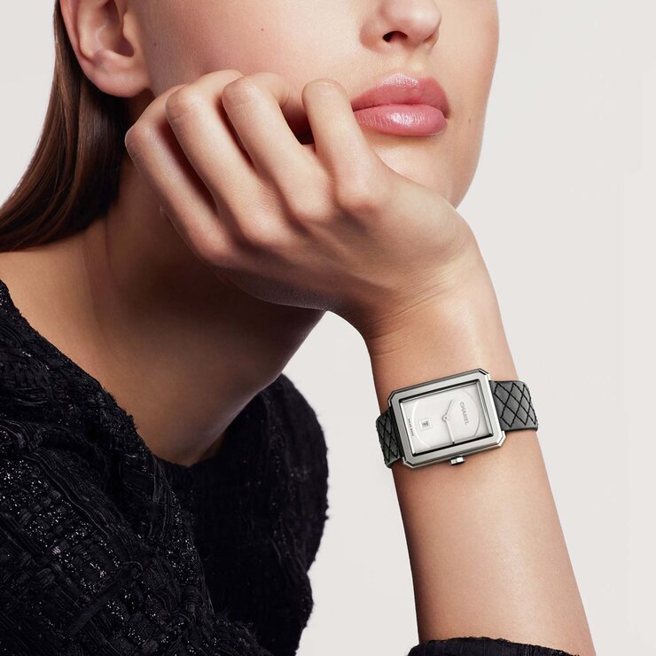 CHANEL horloge met een kast in staal, met een wijzerplaat in het wit en een diameter van 26.7 x 34.6 mm