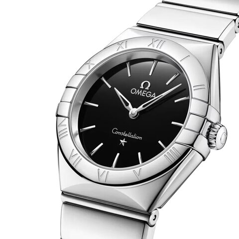 Omega horloge met een kast in staal, met een wijzerplaat in het zwart en een diameter van 28 mm