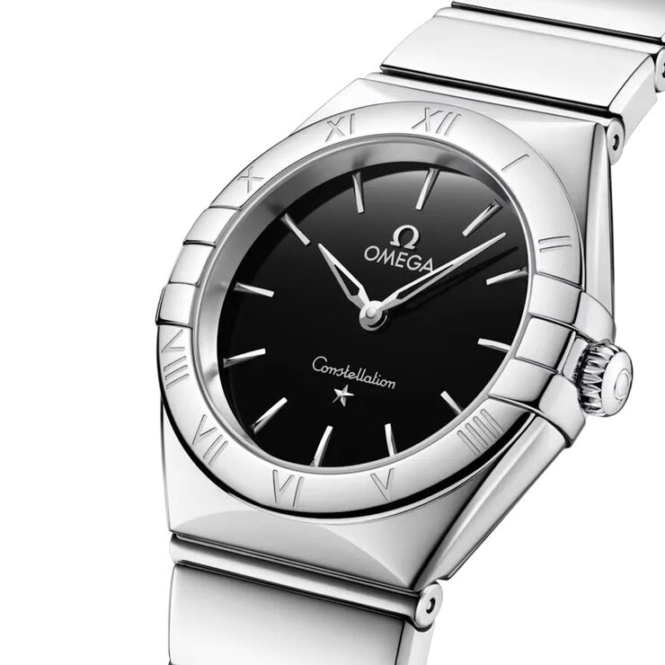 Omega horloge met een kast in staal, met een wijzerplaat in het zwart en een diameter van 28 mm