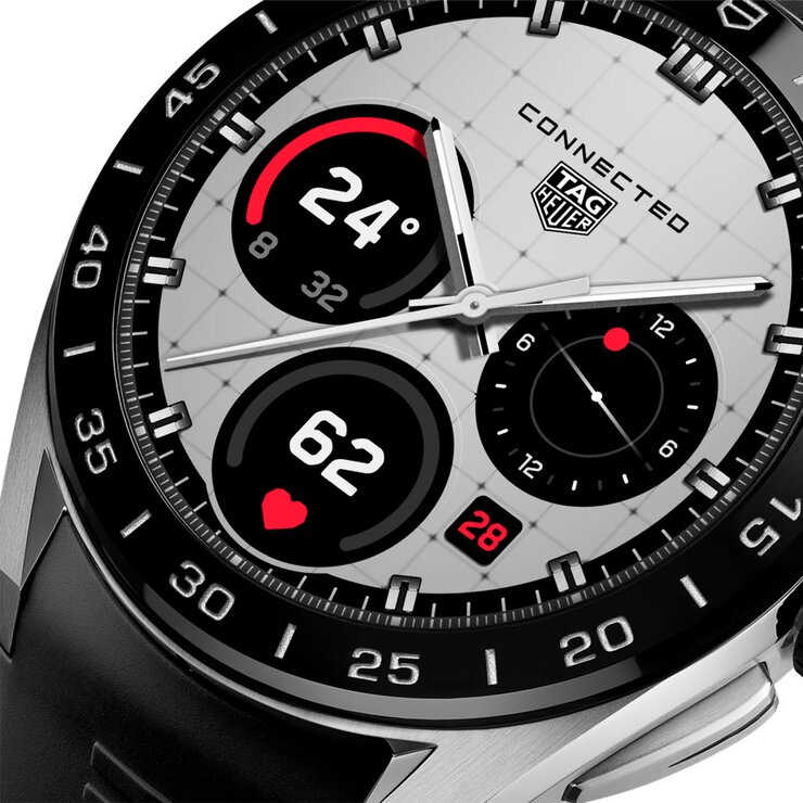 TAG Heuer horloge met een kast in keramiek op staal, met een wijzerplaat in het zwart en een diameter van 45 mm