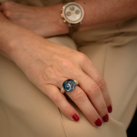 bague Pomellato en or rose 18 ct avec topaze bleu london entouré de briljants de 0,94 karaat