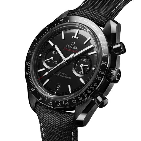 Omega horloge met een kast in keramiek, met een wijzerplaat in het zwart en een diameter van 44 mm