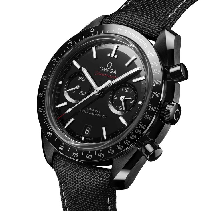 Omega horloge met een kast in keramiek, met een wijzerplaat in het zwart en een diameter van 44 mm