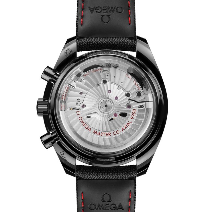 Omega horloge met een kast in keramiek, met een wijzerplaat in het zwart en een diameter van 44 mm