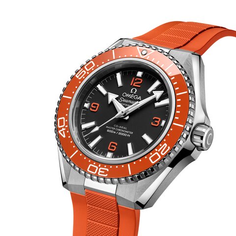 Omega horloge met een kast in keramiek op staal, met een wijzerplaat in het zwart en een diameter van 42 mm