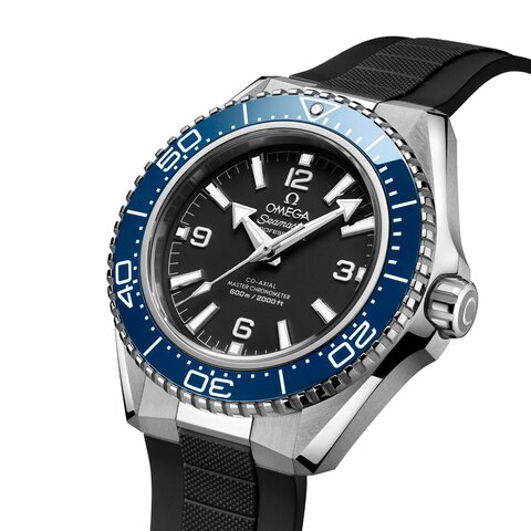 Omega horloge met een kast in keramiek op staal, met een wijzerplaat in het zwart en een diameter van 42 mm