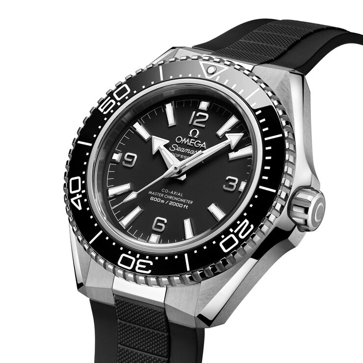 Omega horloge met een kast in keramiek op staal, met een wijzerplaat in het zwart en een diameter van 42 mm