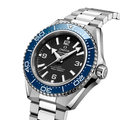 Omega horloge met een kast in keramiek op staal, met een wijzerplaat in het zwart en een diameter van 42 mm