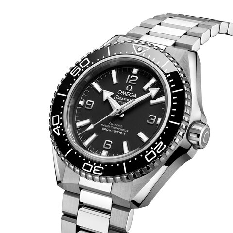 Omega horloge met een kast in keramiek op staal, met een wijzerplaat in het zwart en een diameter van 42 mm