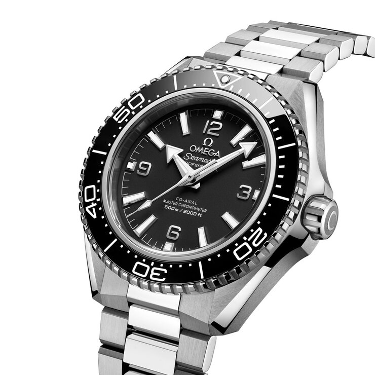 Omega horloge met een kast in keramiek op staal, met een wijzerplaat in het zwart en een diameter van 42 mm