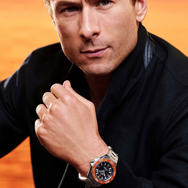 Omega horloge met een kast in keramiek op staal, met een wijzerplaat in het zwart en een diameter van 42 mm