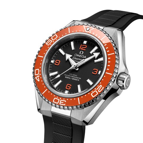 Omega horloge met een kast in keramiek op staal, met een wijzerplaat in het zwart en een diameter van 42 mm