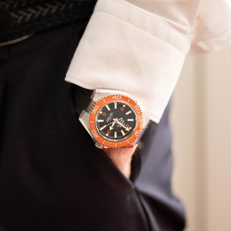 Omega horloge met een kast in keramiek op staal, met een wijzerplaat in het zwart en een diameter van 42 mm