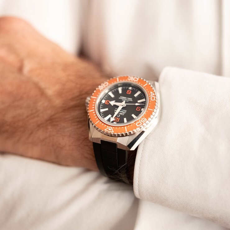 Omega horloge met een kast in keramiek op staal, met een wijzerplaat in het zwart en een diameter van 42 mm