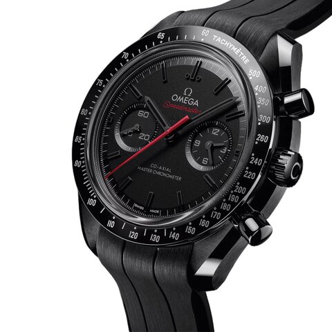 Omega horloge met een kast in keramiek, met een wijzerplaat in het zwart en een diameter van 44 mm