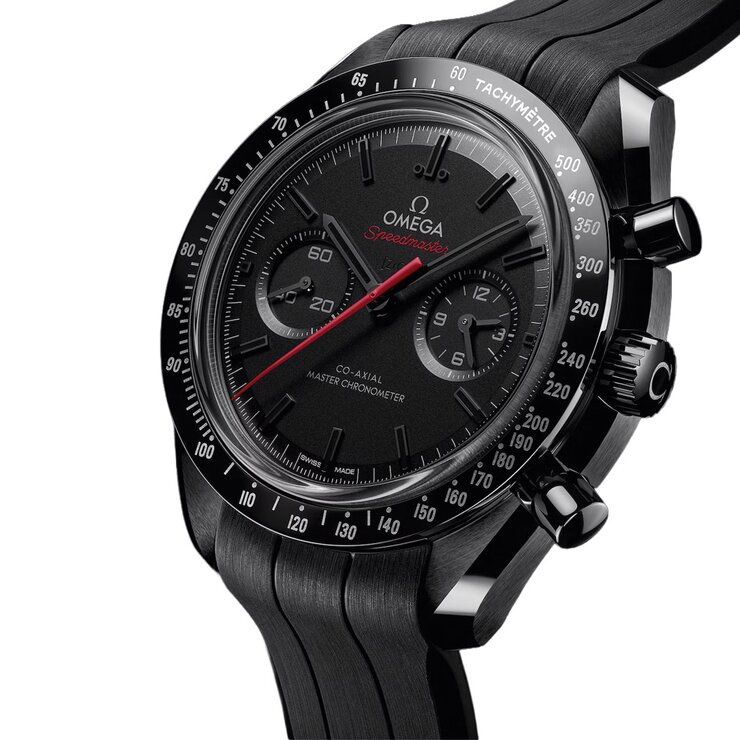 Omega horloge met een kast in keramiek, met een wijzerplaat in het zwart en een diameter van 44 mm