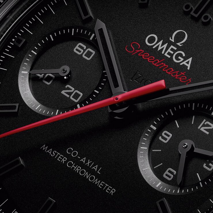 Omega horloge met een kast in keramiek, met een wijzerplaat in het zwart en een diameter van 44 mm