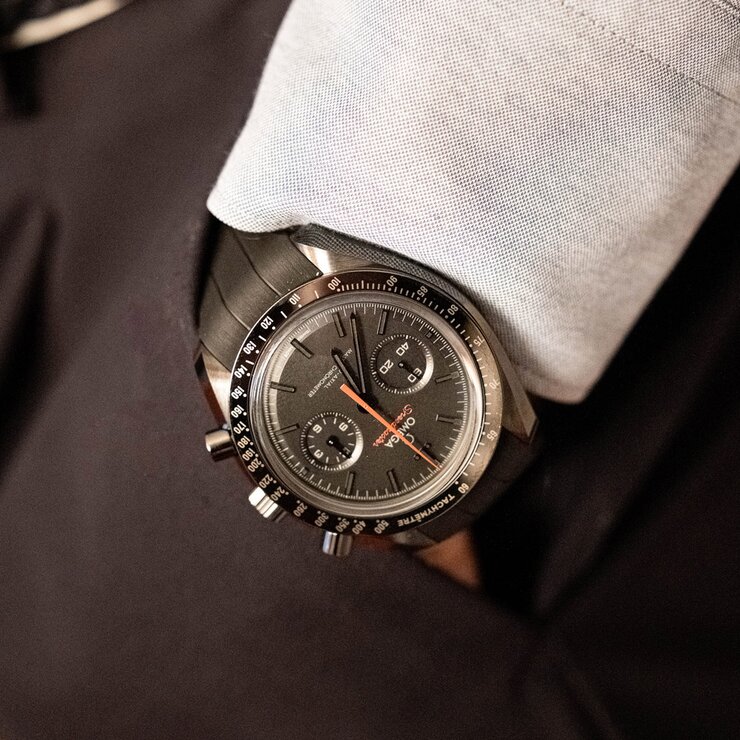 Omega horloge met een kast in keramiek, met een wijzerplaat in het zwart en een diameter van 44 mm