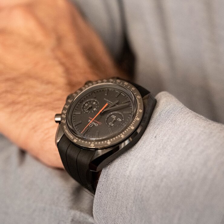 Omega horloge met een kast in keramiek, met een wijzerplaat in het zwart en een diameter van 44 mm