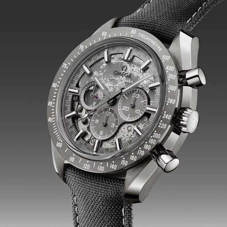 Omega horloge met een kast in keramiek, met een wijzerplaat in het grijs en een diameter van 44 mm